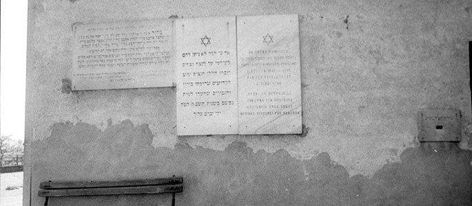 A plaque in memory of the 15,000 Holocaust victims from Bratislava, on the façade of the prayer hall of the Orthodox cemetery in Bratislava
