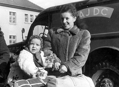 Survivors at the Bergen Belsen DP camp on their way to <em>Eretz Israel</em> – Bergen Belsen, Germany