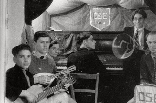 Children's orchestra performing at the Chabannes home. The orchestra is called Orchestre Sons aux Etranges (literally "strange sounding orchestra"), a word-play on the initials of the OSE