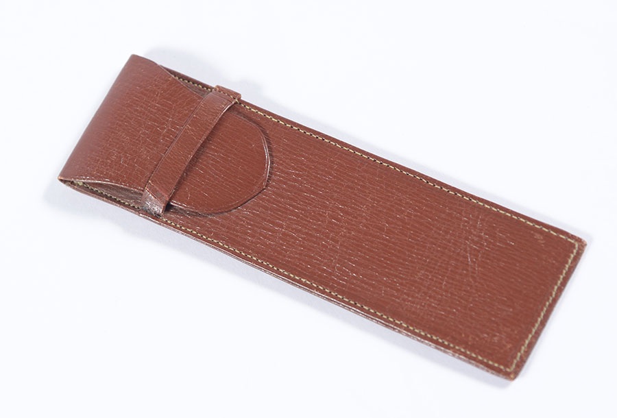 Comb-holder made by David König in the leather workshop under the tutelage of Leon König in Chabannes. Stephan Heinz Lewy's notebook contains a sketch detailing how to make the comb-holder