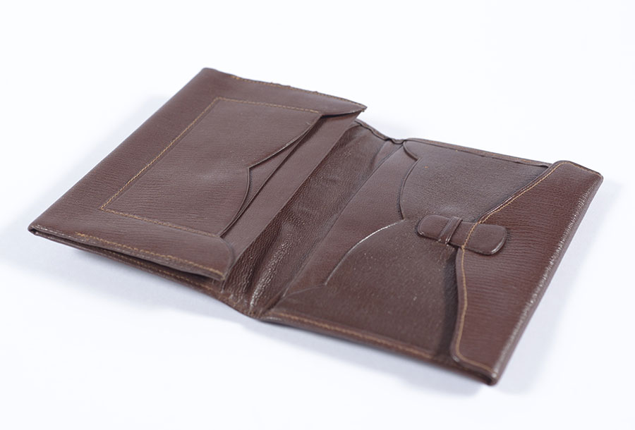 Purse made by Stephan Lewy in the leather workshop under the tutelage of Leon König in Chabannes