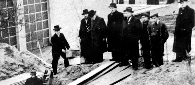 1942: Jews transferring bones and fragments of tombstones from the old cemetery in Bratislava, following its desecration and destruction 1942: Jews transferring bones and fragments of tombstones from the old cemetery in Bratislava, following its desecration and destruction