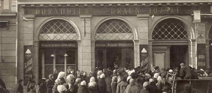 Breadlines in front of the Braun family’s grocery store, Braun Flower, in Bratislava during the First World War Breadlines in front of the Braun family’s grocery store, Braun Flower, in Bratislava during the First World War