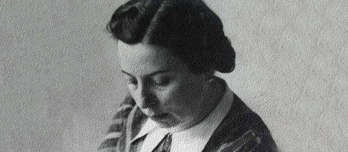 Gisi Fleischmann during the war, reading a letter from her daughters in Eretz Israel