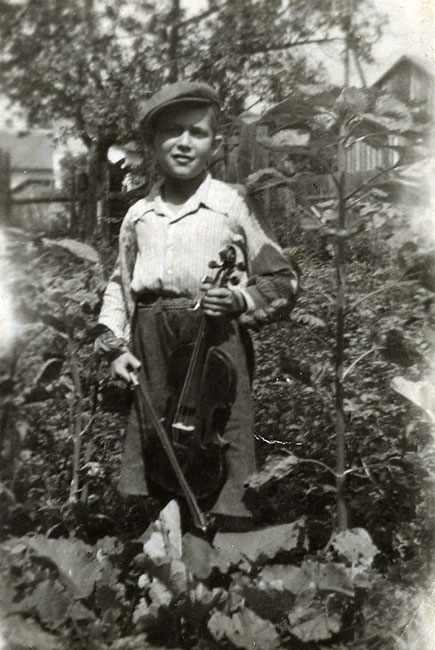 Shmuel-Zvi (Sandor) Mandel, born in 1930, in Munkács, 1943 Shmuel-Zvi (Sandor) Mandel, born in 1930, in Munkács, 1943