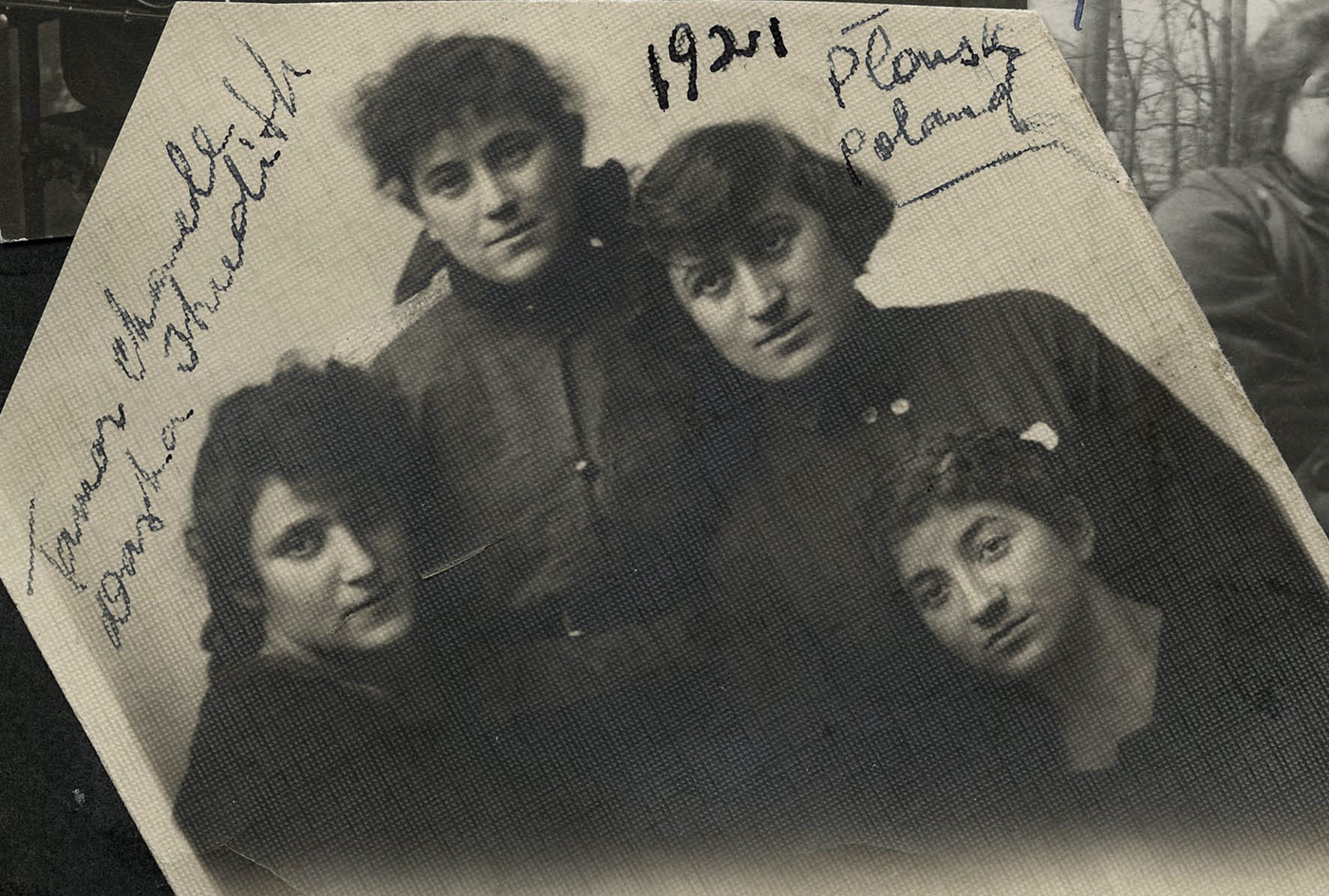 Young girls in Plonsk, 1921 Young girls in Plonsk, 1921