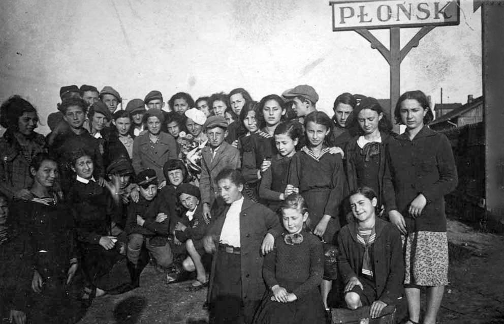 Miriam Zilberstein with her entire family at the Plonsk railway station on her  departure for Eretz Israel, 4 October 1935. Miriam emigrated with the help of David Ben-Gurion (Grün), a relative of hers