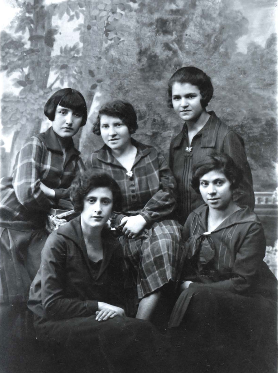 Plonsk, Rachel Warszawer née Jakubowicz (bottom left) with friends Plonsk, Rachel Warszawer née Jakubowicz (bottom left) with friends