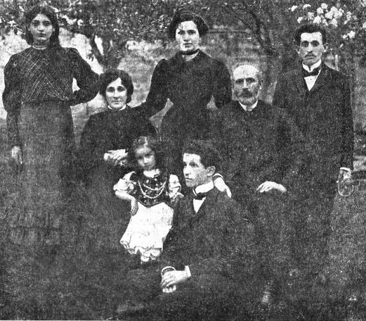 Plonsk, David Grün (Ben-Gurion) (bottom) with his family Plonsk, David Grün (Ben-Gurion) (bottom) with his family
