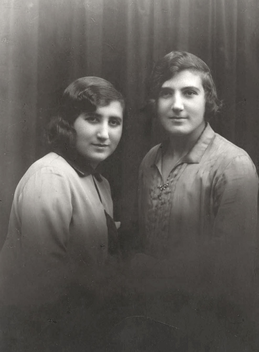 Sisters Sabina and Genya Kleinman from Plonsk in a photograph from before the war Sisters Sabina and Genya Kleinman from Plonsk in a photograph from before the war