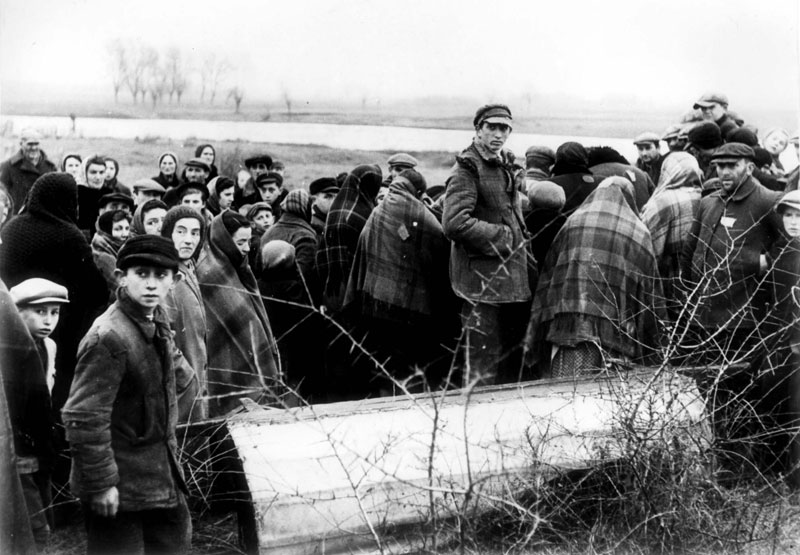 A funeral in the Jewish cemetery in Plonsk, 1940 A funeral in the Jewish cemetery in Plonsk, 1940