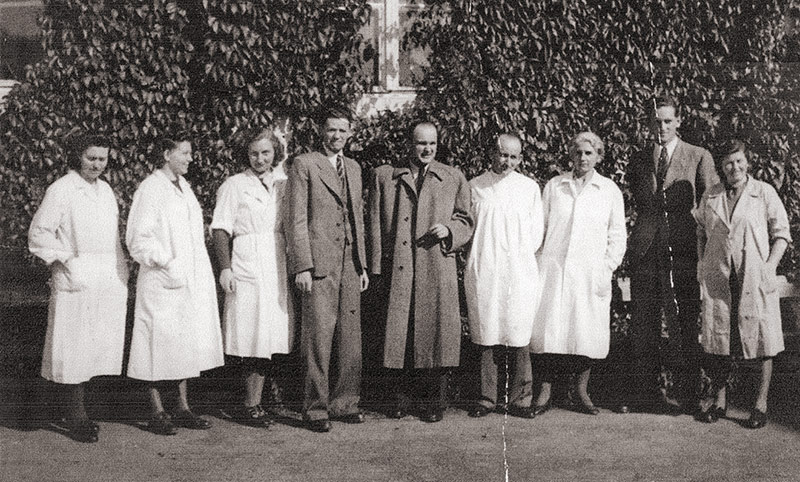Anna Igumnova (third from right) and Alice Winter (third from left) Anna Igumnova (third from right) and Alice Winter (third from left)