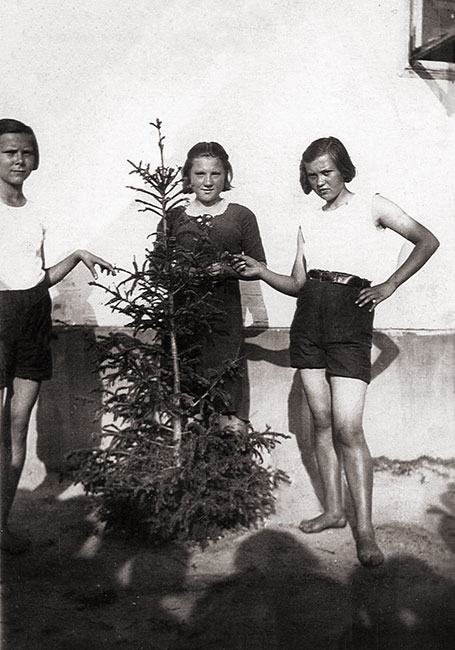 Karolina's daughter Bronia (center) Karolina's daughter Bronia (center)