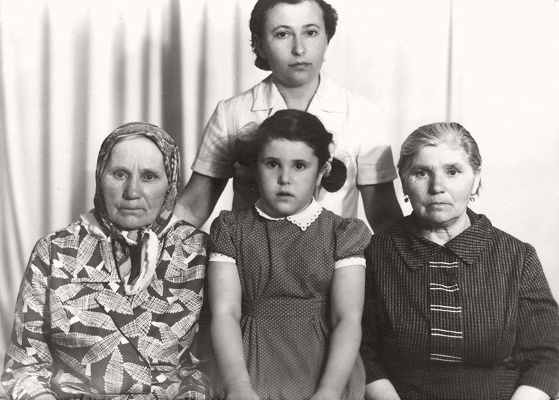 Eldina Sternik (standing at the back) and her daughter Vera (sitting in the centre) visiting Ludwiga (Nina) Pukas (sitting on the left) and her sister Franya. Khmelnitsky, May,1969 Eldina Sternik (standing at the back) and her daughter Vera (sitting in the centre) visiting Ludwiga (Nina) Pukas (sitting on the left) and her sister Franya. Khmelnitsky, May,1969