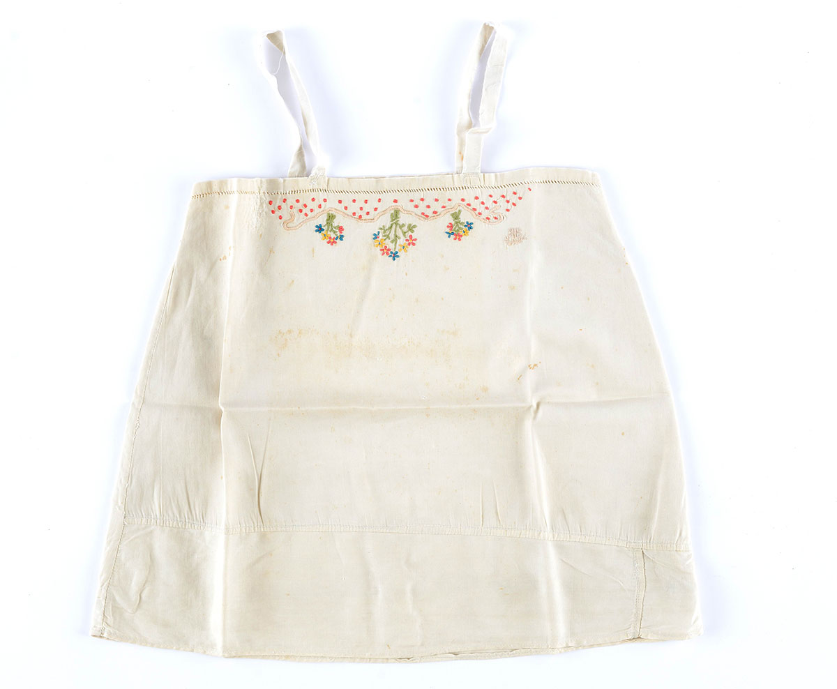 כותונת שקיבלה חנה הופמן מאמה רגינה כאשר הועברה למסתור