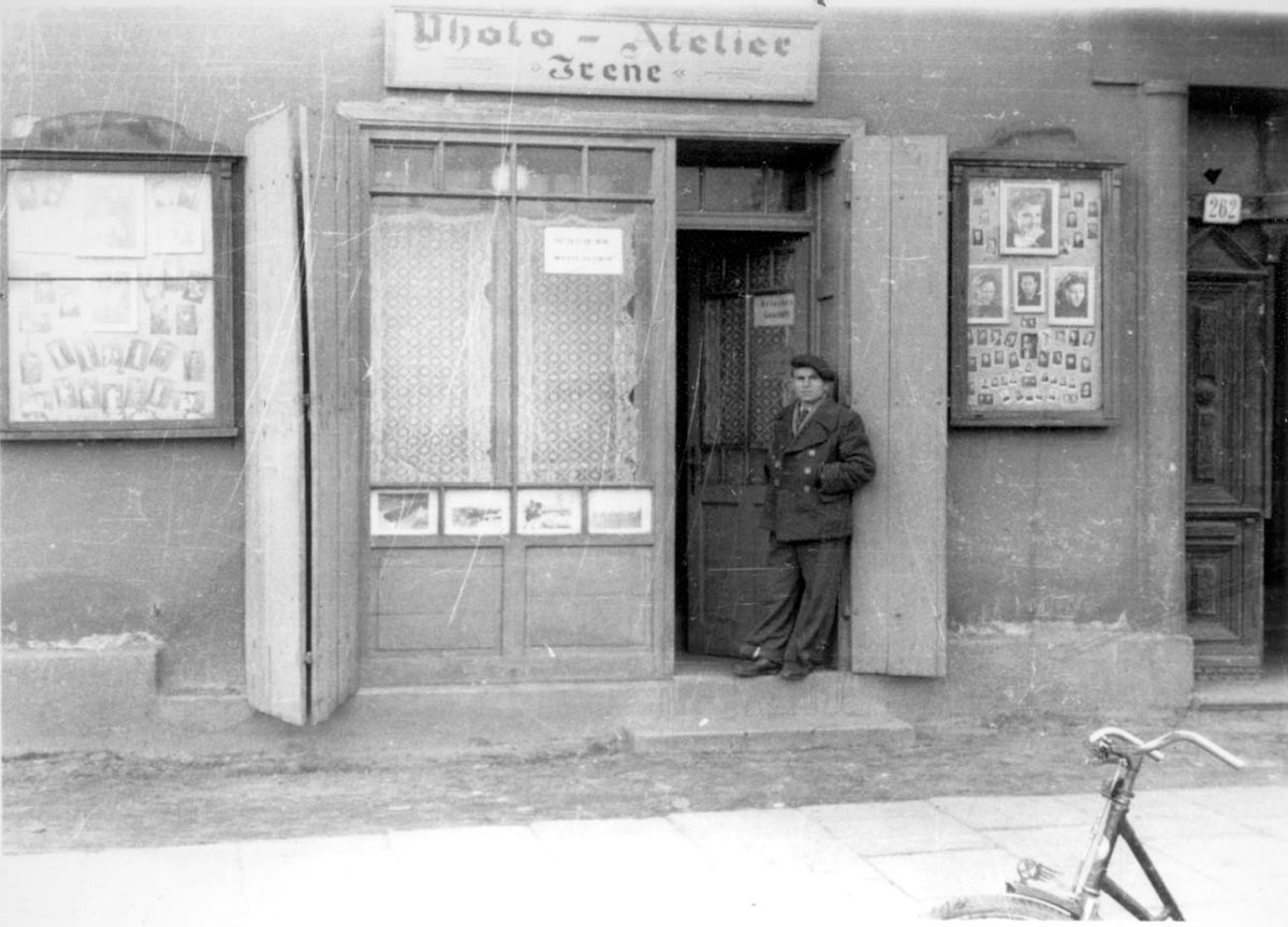 הצלם הפולני יוזף ריז בפתח הסטודיו שלו בטשביניה הצלם הפולני יוזף ריז בפתח הסטודיו שלו בטשביניה