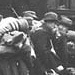Juden steigen im Hauptbahnhof Bielefeld in den Deportationszug ein, 13. Dezember 1941