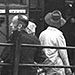 29. August 1942, Juden kommen an der Verladerampe des Schlachthofs in Wiesbaden an, von wo aus sie deportiert werden sollen