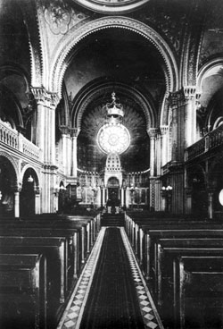 Das Innere der großen Synagoge auf dem Michelsberg, Wiesbaden. Die Synagoge wurde 1869 eingeweiht