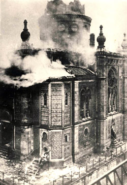 Wiesbaden, Novemberpogrom 1938. Die Synagoge auf dem Michelsberg geht in Flammen auf
