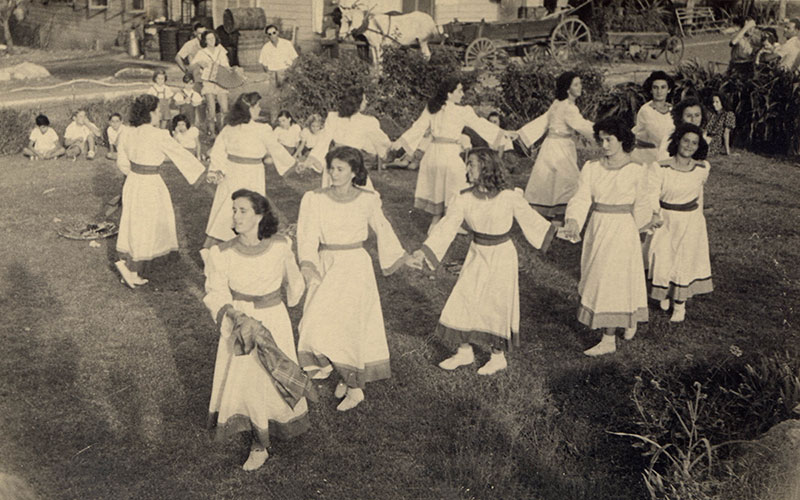 Ruth spielt auf dem Akkordeon im Kibbutz nach dem Krieg