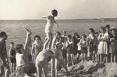 Schüler und Lehrer bei einem Schulausflug am Strand, 1935-36