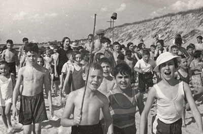 Schüler und Lehrer bei einem Schulausflug am Strand, 1935-36