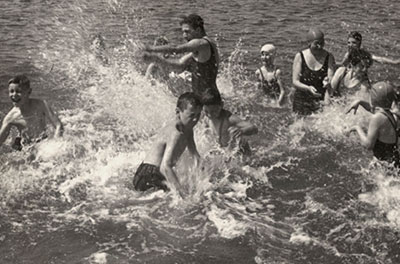 Schüler und Lehrer bei einem Schulausflug am Strand, 1935-36