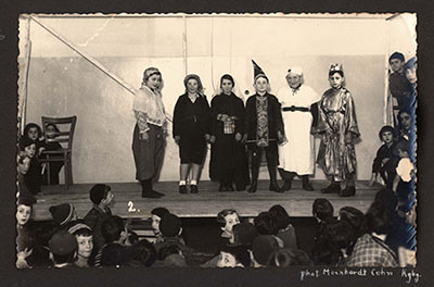 Seite aus dem Album zur Chanukka-Feier der jüdischen Schule