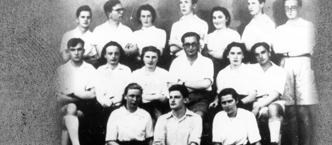  "במפנה" של השומר הצעיר בצ'רנוביץ, מאי 1940. שבעה מהמצולמים נרצחו בשואה.
בעל הזכויות: ארכיון השומר הצעיר אוסף יד יערי
