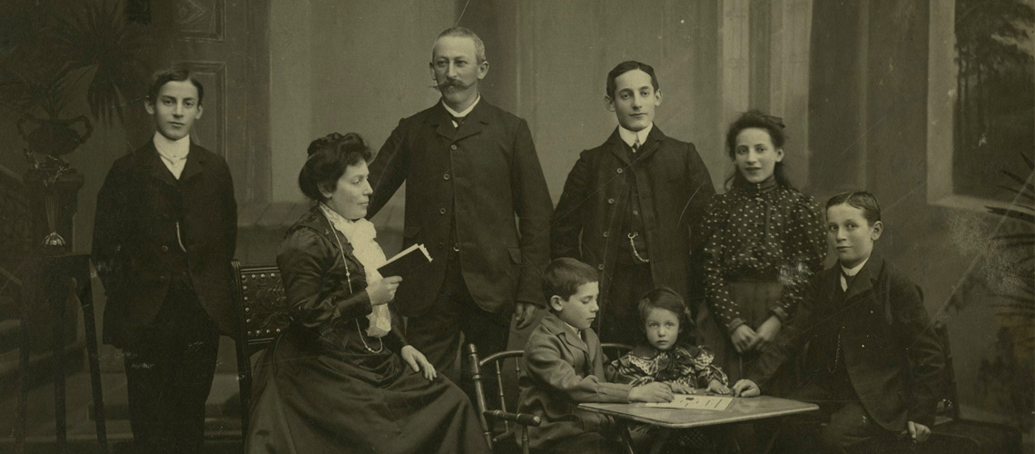 Louis and Bertha Schwarz and their six children, Villingen, Germany, 1905
