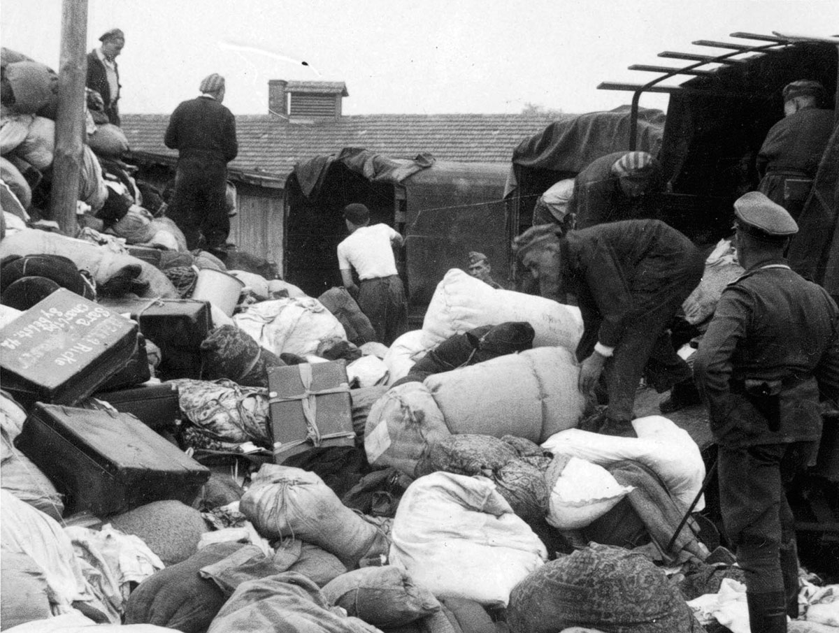 The barracks of the "Kanada" section were not sufficient; huge quantities of property filled the spaces between the barracks