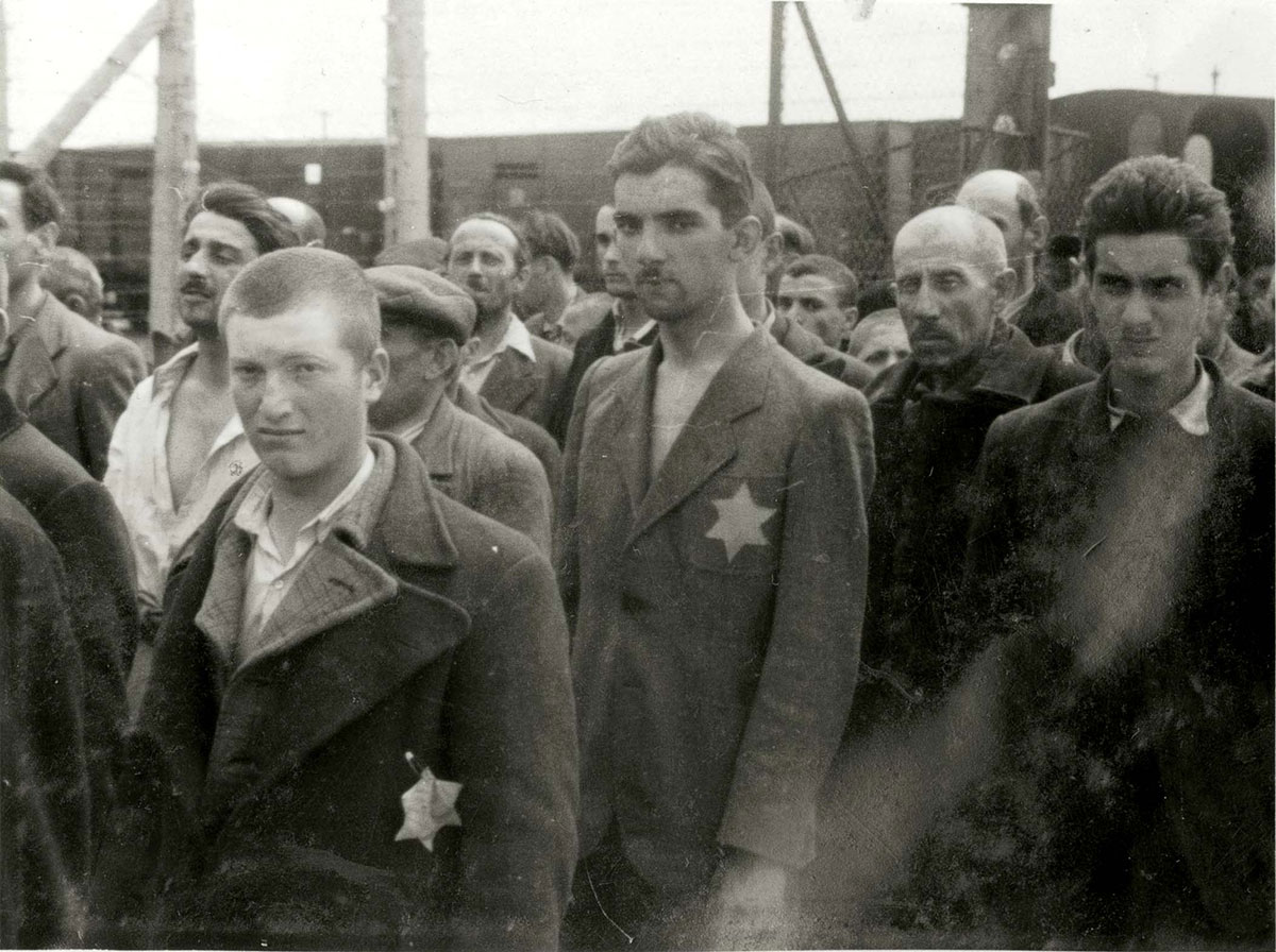 Diese jüdischen Männer haben gerade Birkenau als Häftlinge betreten