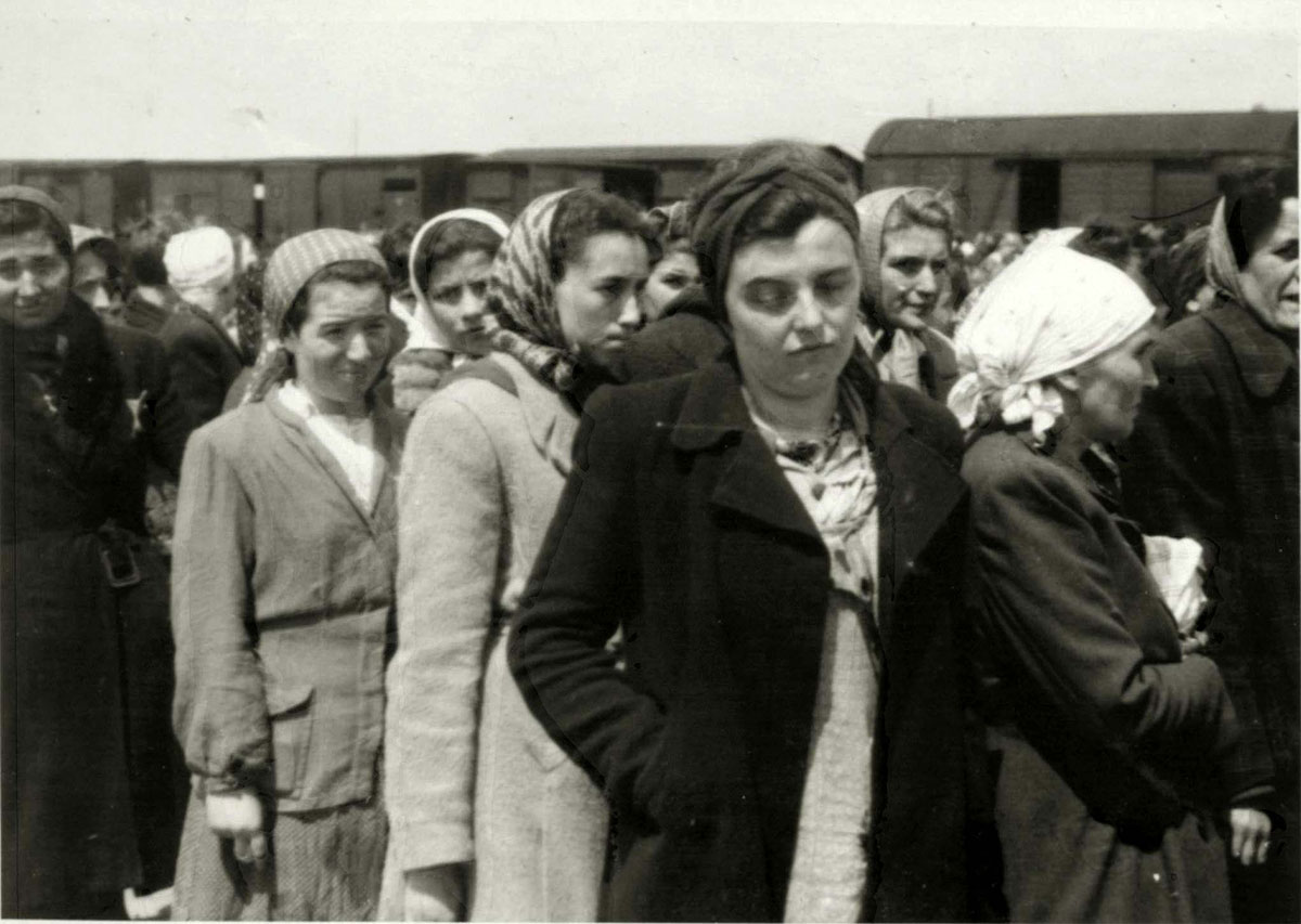 Nur wenige Juden wurden zur Zwangarbeit selektiert. V.l.n.r.: Suri Aron aus dem Ghetto Tacovo, Chedvah Zelig (überlebte den Holocaust), Ester Kanez (überlebte den Holocaust), Cilly Stahl (überlebte den Holocaust)