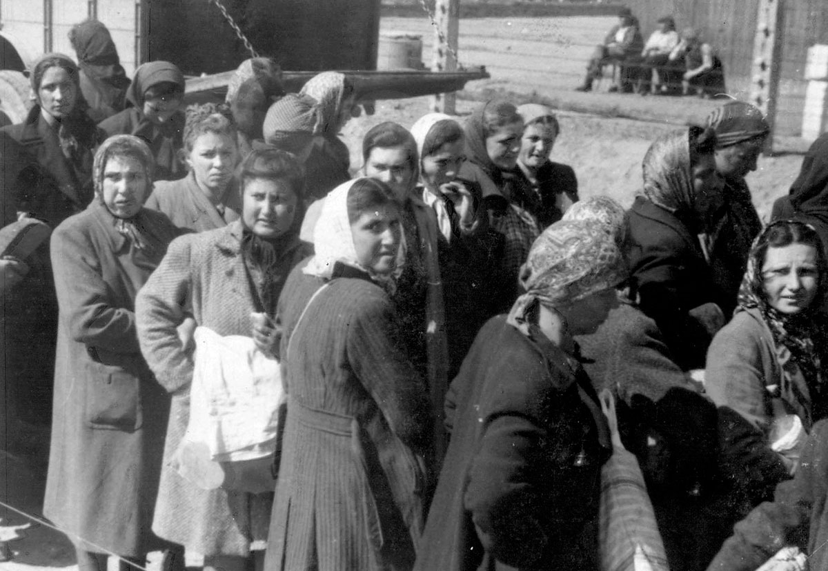 Jüdischen Frauen, die für die Zwangsarbeit selektiert wurden