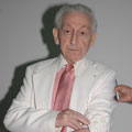 מאיר האק בעת מעמד מסירת החפצים, 15 ביוני, 2009