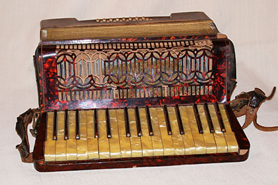 Accordion that Shabetai Shemi from Bitola (Monastir), Macedonia received as a gift for his Bar Mitzva
