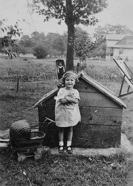 Jadzia Beitner (Yochit Mendelsohn) was born in 1933 in Katowice. At age 10, she was deported to the Oberalstadt labor camp in the Sudetenland