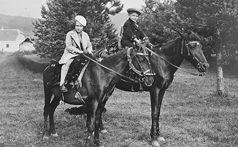 Sarika Kalderon and her brother Avraham-Faja, Belgrade, prewar
