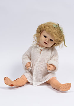 Throughout the war, Éva Modvál, born in 1936 in Transylvania, was accompanied by her doll Gerta. The doll was Éva’s best friend and the only witness to the good times enjoyed by Éva’s family before the war