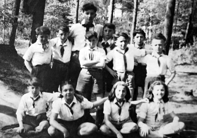 קבוצת  "בני מדבר " של השומר הצעיר בכפר הילדים  "אילניה ", אפלדורן, הולנד, 1948