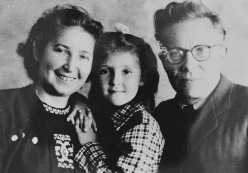 Chana and Yitzhak Dichter and their daughter Raya on the eve of their immigration to Eretz Israel.  Blankenese, January 1948