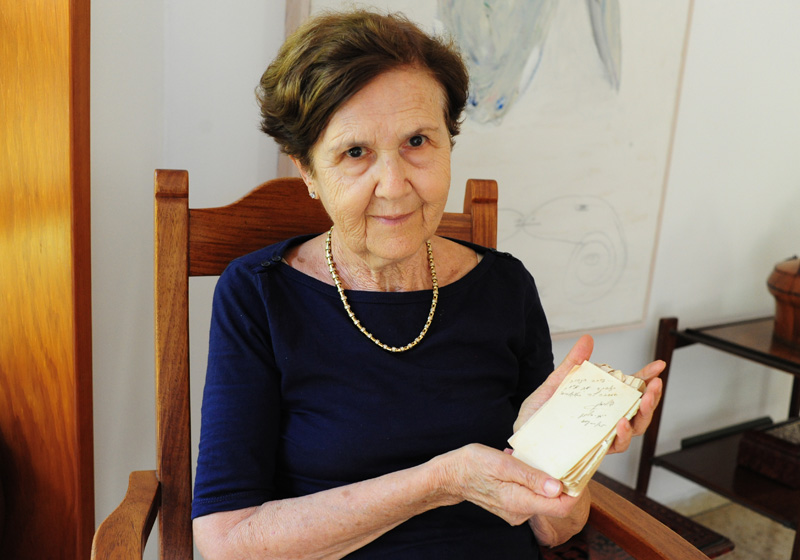 Zehava Shamir holding the autograph book she donated to Yad Vashem