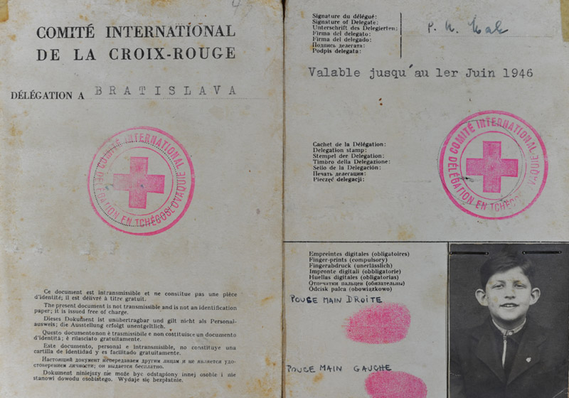 Certificate issued by the Red Cross to Amos Rubin, who lived at the youth village in Deszk, Hungary, in preparation for his immigration to Eretz Israel (Mandatory Palestine)