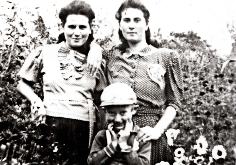 Blanka-Bracha Berkowitz (from left), her sister Rosi-Rachel and their little brother Menachem