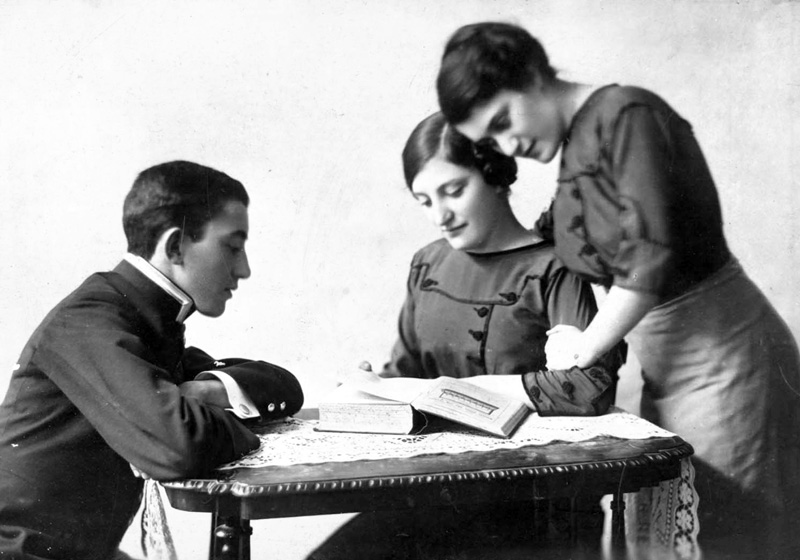 The Lubelski siblings: Hela (right), Raphao-Raphael and Bertha. Poland, early 20th century