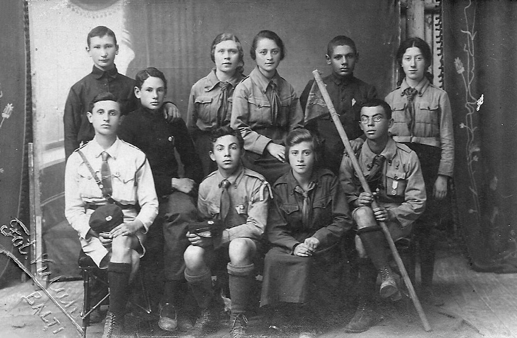 Hashomer Hatzair in Bălţi. Seated on right – Grisha Starosta, one of the founders of Maccabi and Hashomer Hatzair in Bălţi, next to him, Pesya Puzis.