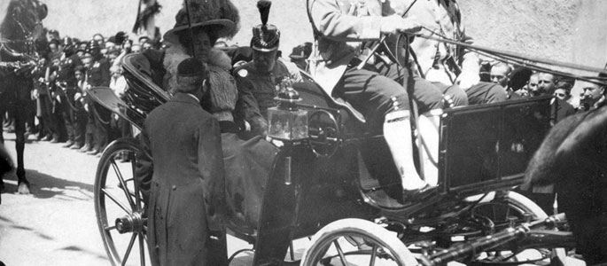 1913, Rabbi Akiva Sofer (with his back to the camera), the Chief Rabbi of Bratislava (Pressburg), welcoming Emperor Franz Jozef during his visit to the city