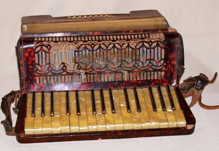 Accordion that Shabetai Shami received as a Bar Mitzva gift