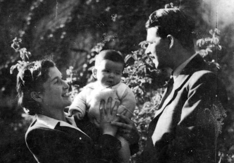 פנחס והאנה ביליצר עם בנם יהודה. מונקאץ', 1942-3